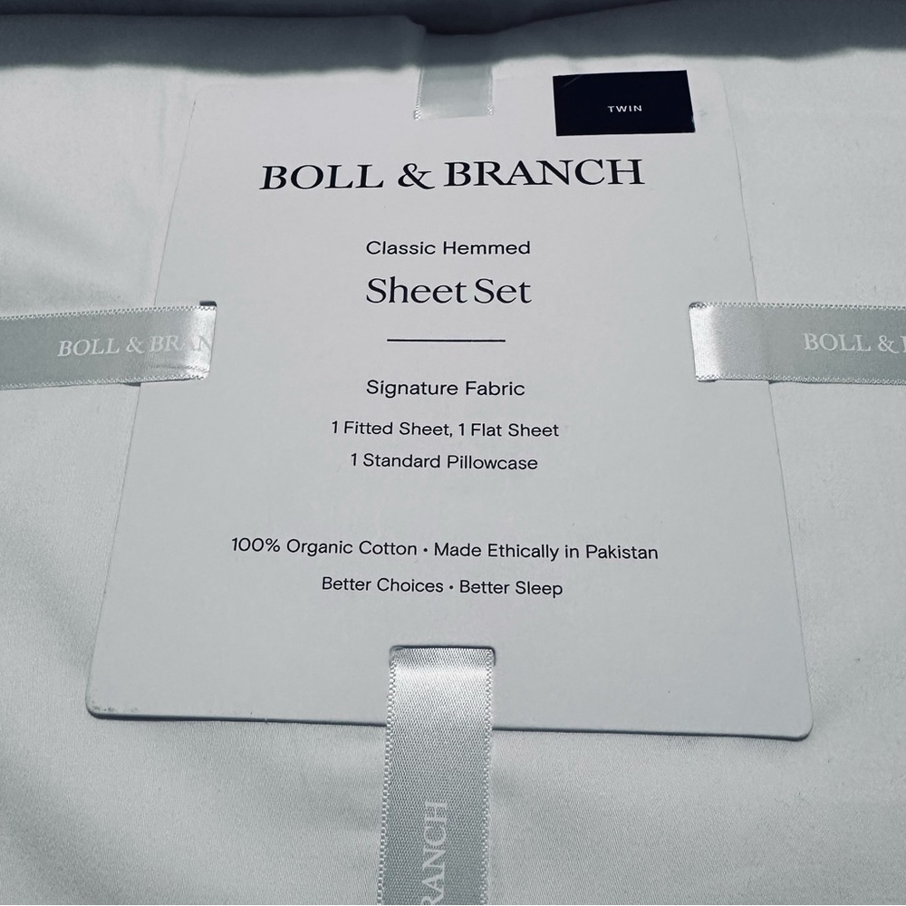 Boll & Branch | Sheet Set | Signature Hemmed Sheet Set in Twin Size - Picture 3 of 5